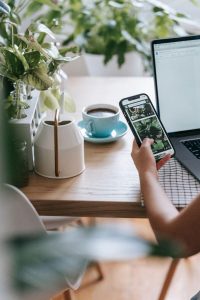Travail de webdesign freelance en home office avec ordinateur portable et smartphone