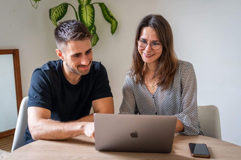 Louise Carreno, webdesigner freelance, en rendez-vous avec un client pour discuter de son projet de site internet